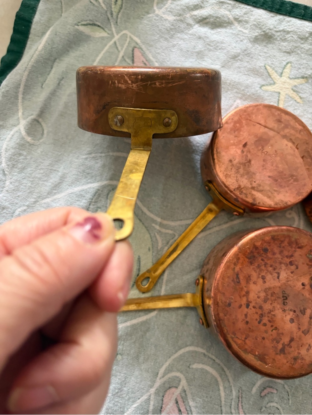 Vintage Set of 4 Copper Measuring Cups Brass Handles Nested Hanging Discoloratio - Picture 7 of 10